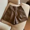 Pantalones de cuero PU chica atractiva color liso shorts casuales mujer 2025 nuevo estilo petite primavera y verano nuevo cintura alta adelgazante versátil