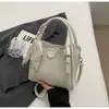 Bolso de Mano Retro Transfronterizo para Mujer 2025 Otoño e Invierno Nuevo Bolso de Hombro de Moda para Salir Bolso Cruzado Tipo Cubo Versátil