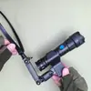 Versão Ampliada e Alargada do Suporte de Microfone de Pescoço Que Liberta Suas Mãos, com Clipe Multifuncional para Lanterna, Ventilador, Câmera Corporal e Lupa