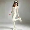Conjunto de yoga simples e etéreo para mulheres, com um top de malha transparente e calças largas fluidas, um conjunto de duas peças para fitness e yoga