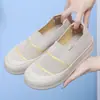 Zapatos de tela para mujer estilo Pekín antiguo, nuevo modelo 2026, slip-on casual transpirables de punto volador, zapatos de pescador antideslizantes de suela blanda