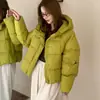 2026 Invierno Nuevo Color Caramelo Chaqueta de Plumas para Mujer Corta con Capucha Espesa de Plumón de Pato Blanco Ropa Exterior Petite Pinghu Venta al por Mayor