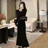Nuevo Estilo Otoño e Invierno: Vestido Interior Ajustado a la Cintura con Corte Slim, Combinado con un Abrigo, Falda de Corte A, Vestido de Punto, Vestido Largo de Suéter Elegante y Sencillo para Mujer
