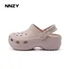Zapatos de agujero de nube de suela gruesa lindos KT para mujer 2026 nuevo estilo para aumentar la altura sandalias cerradas para exteriores para mujer