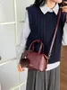 2026 Nuevo Bolso Almohada Boston Estilo Maillard para Mujer Bolso de Mano Retro Bolso de Hombro Cruzado Decoración de Bola de Pelo para Viajes Diarios