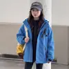 Nueva ropa de abrigo para niñas otoño/invierno 2026: Cortavientos tres en uno con capucha, forro de polar, engrosado y desmontable para niños mayores