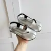 Sandálias femininas estilo francês, bico dividido e fechado, novo modelo de verão 2026, sapatos Mary Jane planos de tira única, sapatos de casco de porco