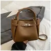 Nova Bolsa Feminina Super Popular 2025 com Padrão de Lichia, Toque de Luxo, Versátil para o Dia a Dia, Bolsa de Mão para Outono e Inverno, Bolsa de Ombro e Transversal