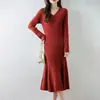 26º Outono/Inverno Novo Vestido Tricotado de Lã Pura com Decote V Manga Longa Feminino Cor Sólida Canelado Macio Quente Comprimento Médio