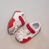 Zapatos de entrenamiento alemanes de cuero de moda para niños, nueva colección primavera/otoño 2026, zapatillas de suela blanda para niñas y zapatos casuales para niños con correas de velcro