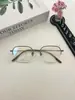Gafas Clásicas y Elegantes de Media Montura y Medio Titanio. El diseño ligero de medio aro de titanio perfila contornos a la moda y abre una visión trendy