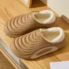 Pantuflas de algodón para hombre de invierno, estilo nuevo, talla grande, adecuadas para usar en exteriores, con soporte para el talón, forradas de felpa, engrosadas y diseñadas como botines para mayor calidez y versatilidad