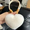 Colgante de Bolsa con Forma de Corazón de Piel de Conejo para Mujer, Llavero de Peluche Exquisito y de Alta Gama, Adorno Creativo para Colgar en el Coche