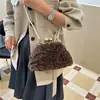 Bolso bandolera de felpa peluda vintage para otoño e invierno para mujer, nuevo modelo 2026, bolso de mano con cierre de cadena de perlas y forma de concha