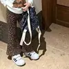 Conjunto para Meninas 2026 Novo Outono Infantil Estampa de Desenho Animado Branco Manga Longa Camada Base Versátil Bebê Calça Estampa de Leopardo