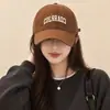 Gorra de Béisbol Cepillada para Mujer Letra Bordada de Alta Calidad Visera Curva Circunferencia de Cabeza Grande Hace que la Cara Parezca Más Pequeña Sombrero de Sol Casual Versátil