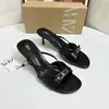 2026 Novos Sapatos Femininos Pretos Moda Malha no Cabedal Tira Única Fivela Prateada Decoração Bico Aberto Costas Abertas Sandálias Salto Agulha