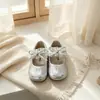 Zapatos Mary Jane bordados, dulces y bonitos, para niñas, nueva colección primavera/otoño 2026, suela suave, con malla y diseño estilo princesa, versátiles zapatos de piel