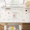 Alfombrilla de ratón calefactable con temática de dibujos animados, perfecta para el invierno, diseñada para mujeres oficinistas, mantiene las manos calientes mientras trabajan en el escritorio de la computadora, y es una alfombrilla de escritorio calefactable de gran tamaño para la oficina.