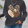 Una Sudadera Marrón con Estampado de Leopardo de Dibujos Animados con Patrones de Corazones Triples Superpuestos, Perfecta para las Temporadas de Otoño e Invierno, Redonda