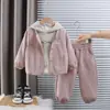 Conjunto de Roupas de Outono para Meninos 2026 Novo Estiloso para Bebê Menina Estilo Coreano Casual Cardigã Manga Longa Conjunto de Três Peças Roupas Infantis