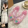 Novas Chinelos de Cristal Florais da Moda de Verão Tendência Sapatos de Gelatina de Cristal com Bico Fechado Solas Macias e Saltos Quadrados