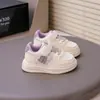 Zapatos casuales blancos para niños 2025 verano nuevos estilo coreano zapatillas de skate para niñas zapatillas deportivas casuales para niños zapatos para bebés