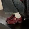 Estilo Britânico Brogue Esculpido Couro Vazado Fivela Couro Bovino Sapatos Pequenos de Couro 2026 Salto Médio Robusto Bico Redondo Sapatilhas de Couro Genuíno Femininos