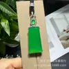Pingente de Jade Gelo de Alta Qualidade com um Colar com Pingente de Jade Verde da Paz, Apresentando um Design Simples e Elegante com um Pingente Totalmente Incrustado de Verde