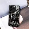 Etiquetas Patchwork de Marca Tendência Europeia e Americana Adequadas para Capas de Celular Apple 15 Pro Max Venda por Atacado Capas Criativas de Vidro para iPhone 17