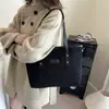 Bolsa de Mano Tipo Tote Estilo Coreano Lujo Ligero al por Mayor para Mujer 2025 Invierno Nuevo Bolso de Hombro de Gran Capacidad Bolso de Axila de Gama Alta