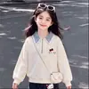 Colección Primavera/Otoño 2026: Top de cuadros con cuello y diseño de patchwork, charm de gatito y pantalón de mezclilla - Conjunto de dos piezas moderno para niños mayores