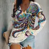 Camiseta feminina de manga longa com gola V, estampa de padrão artístico de polvo arco-íris retrô. Personalização de fábrica disponível para peça única e atacado.