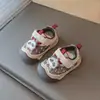 Zapatos para Caminar de Cuero para Niños 2026 Nueva Llegada Otoño Niños Deportivos Versátiles Decoración de Dibujos Animados Suela Suave Antideslizante
