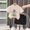 Traje de Verão Masculino de Manga Curta Moda Verão Nova Moda para Crianças Pequenas e Médias Traje de Manga Curta com Letras nas Costas e Gola de Coelho