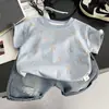 Conjunto de Ropa de Verano Nuevo para Niños 2026, Bebé Pequeño Estampado de Calor de Verano Cuello Redondo Manga Corta Ropa de Mezclilla Moderna Venta al por Mayor