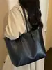 Bolso tote de gran capacidad estilo coreano, nuevo modelo de verano 2026, bolso de hombro simple casual de color liso para el trabajo y los desplazamientos, moderno