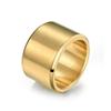 Anillo grande de acero inoxidable chapado en oro K estilo hip-hop europeo y americano con acabado mate cepillado para hombre.