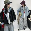 Jaqueta de Outono para Meninas 2026 Novo Modelo Casaco de Couro Infantil para Crianças Maiores Cardigan com Zíper Color-Block da Moda Jaqueta de Couro