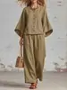 Traje de algodón y lino relajado: top de cuello redondo con botones + pantalones holgados de pierna ancha, atuendo casual simple