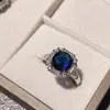 Anillo de Gema de Corindón Azul Camellia Haute Couture Joyería Diseño Lujo Francés Gama Alta Imitación Anillo de Diopsido Natural