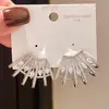Pendientes Huecos Geométricos en Forma de Abanico con Circonita Estilo Lujo Ligero Aguja de Plata, Versátiles y de Moda, Adecuados para el Viaje Diario, Pendientes de Nicho de Gama Alta