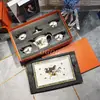 Ouge Aijia Conjunto de Chá Estilo Europeu em Porcelana de Osso Conjunto de Seis Peças com Bule, Xícaras de Chá e Bandeja, Adequado para Presentes de Inauguração de Casa, Conjunto em Caixa de Presente