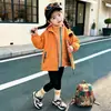 Jaqueta Softshell para Meninas Primavera e Outono 2026 Nova Estilosa Roupa Externa Três em Um para Bebês Conjunto de Duas Peças Outono e Inverno Infantil
