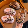 Lindas zapatillas de algodón para niñas con estampado de leopardo y gato estilo girly, zapatos peludos 3D de dibujos animados con suela suave para bebé, calzado para padres e hijos para invierno