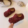 Zapatos de cuero de estilo francés para niños en stock, zapatos de princesa de encaje versión coreana para niñas, zapatos de vestir individuales brillantes de cuero suave para estudiantes