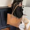 Bolsa Tote de Design de Nicho 2026 Nova Coleção de Primavera Bolsa de Grande Capacidade para Mulheres, Bolsa de Ombro Moderna, Simples e Estilosa