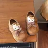 Sandálias Birkenstock para meninas, nova coleção outono/inverno, com um fofo design do gato KT, um laço, solas macias e características antiderrapantes. Estes sapatos infantis são forrados com fleece para aquecimento e são feitos de couro.