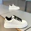 Novos sapatos masculinos de verão, tênis brancos respiráveis para estudantes do sexo masculino, sapatos esportivos versáteis e modernos com sola grossa, tênis casuais de skate, sapatos da moda