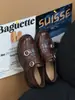 Mollykiki Moda Estilo Britânico Retrô Salto Grosso 2026 Nova Coleção Início da Primavera Versátil Casual Mocassins com Padrão Esculpido